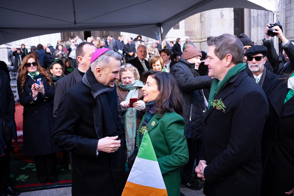 纽约圣派翠克节大游行（St Patrick's Day Parade）在曼哈顿第五大道隆重登场，游行队伍从44街出发，沿第五大道北上，经过位于50街的圣派翠克天主教大教堂，一直游行到79街。（戴兵／大纪元）