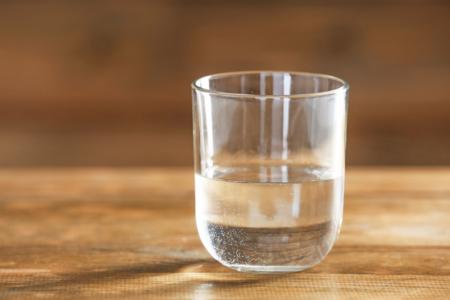 放在杯子里一天的水能喝吗？ 专家这么说