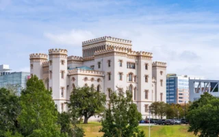 路易斯安那州旧议会大厦（Louisiana’s Old State Capitol）原为三层建筑，后于中央楼梯间上方增建第四层。外观酷似大理石建筑，但建筑师的设计本意是在砖砌外墙上覆以米白色灰泥，以营造古老石砌古堡的效果。屋顶线上的雉堞（即垛口），是中世纪建筑中极具辨识度的元素。(Steve Heap／Shutterstock)
