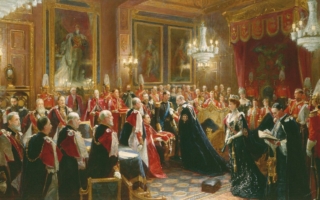 1906年11月9日,在温莎城堡王座厅内,爱德华七世为挪威国王哈康七世授予嘉德勋章徽饰。Sydney Prior Hall创作。(公有领域)