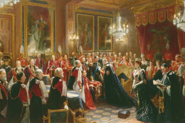 1906年11月9日，在温莎城堡王座厅内，爱德华七世为挪威国王哈康七世授予嘉德勋章徽饰。Sydney Prior Hall创作。（公有领域）