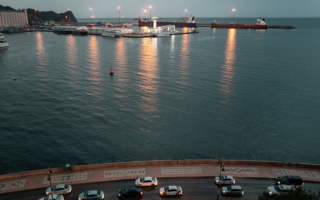 美伊停火后 首艘非伊朗油轮通过霍尔木兹海峡