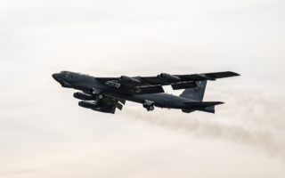 五角大楼:B-52轰炸机直接飞入伊朗上空作战