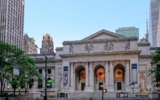 纽约公共图书馆正门外观。(Mltz/Shutterstock)