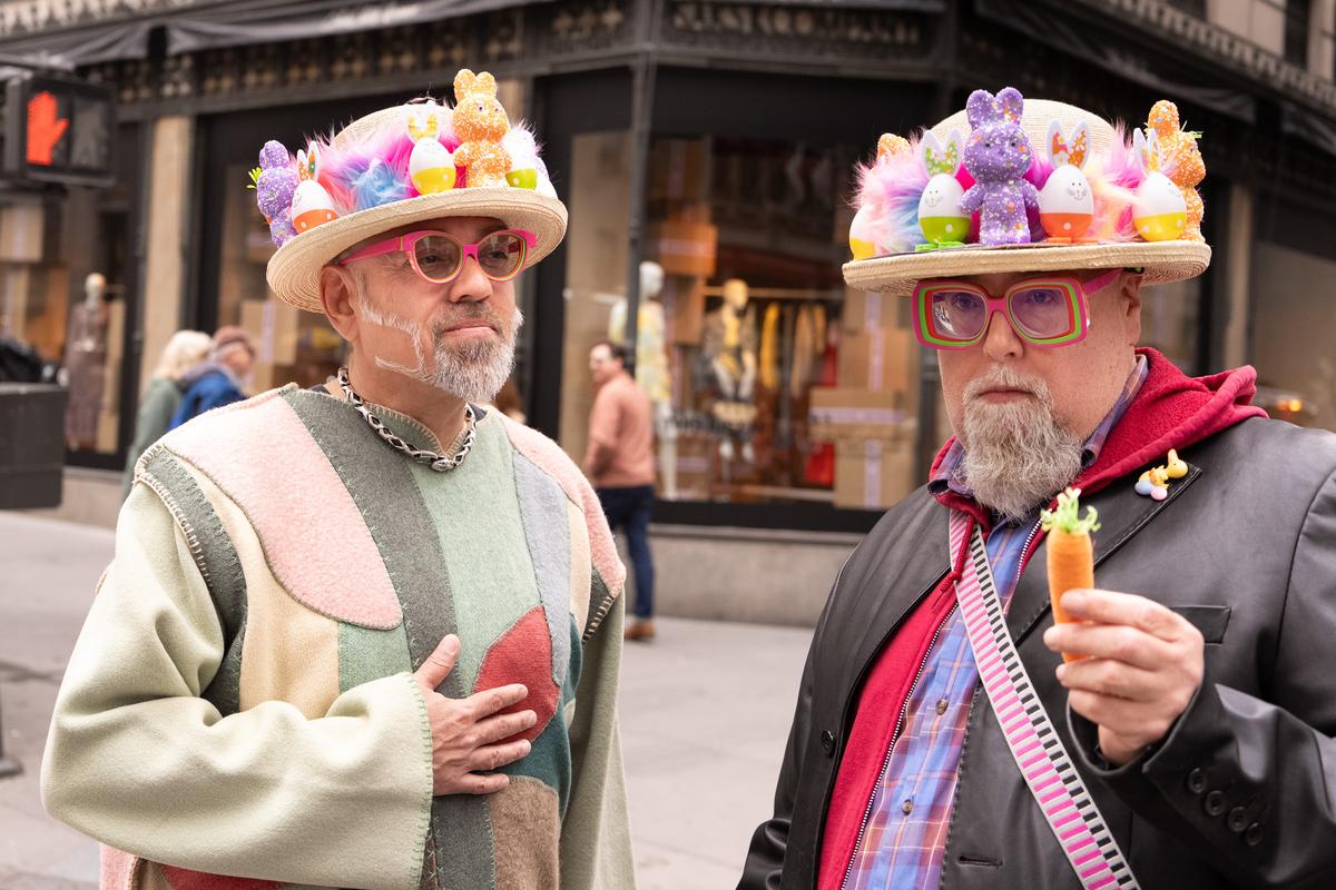 2026年4月5日，纽约曼哈顿第五大道举行年度复活节游行暨花帽节活动，参与者佩戴各式创意帽饰，展现个人风格，融合节庆、艺术与社交功能，成为纽约市春季具代表性的文化盛事。（戴兵／大纪元）