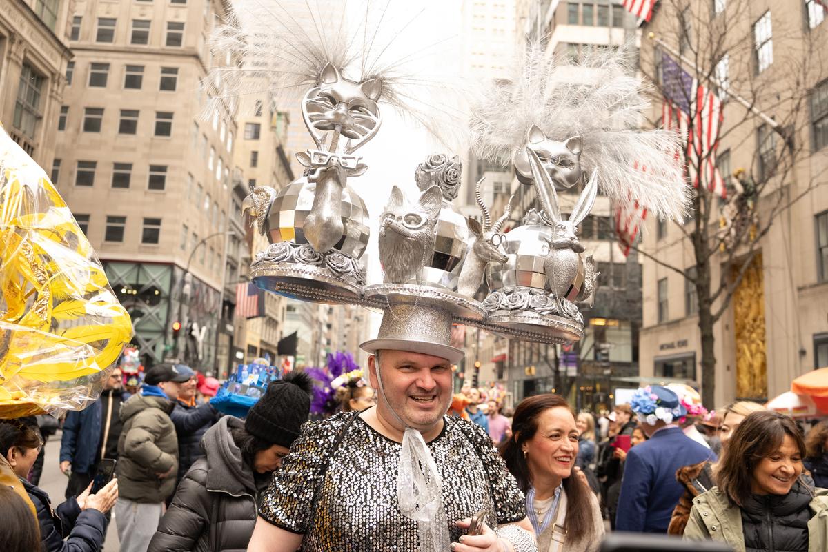 2026年4月5日，纽约曼哈顿第五大道举行年度复活节游行暨花帽节活动，参与者佩戴各式创意帽饰，展现个人风格，融合节庆、艺术与社交功能，成为纽约市春季具代表性的文化盛事。（戴兵／大纪元）