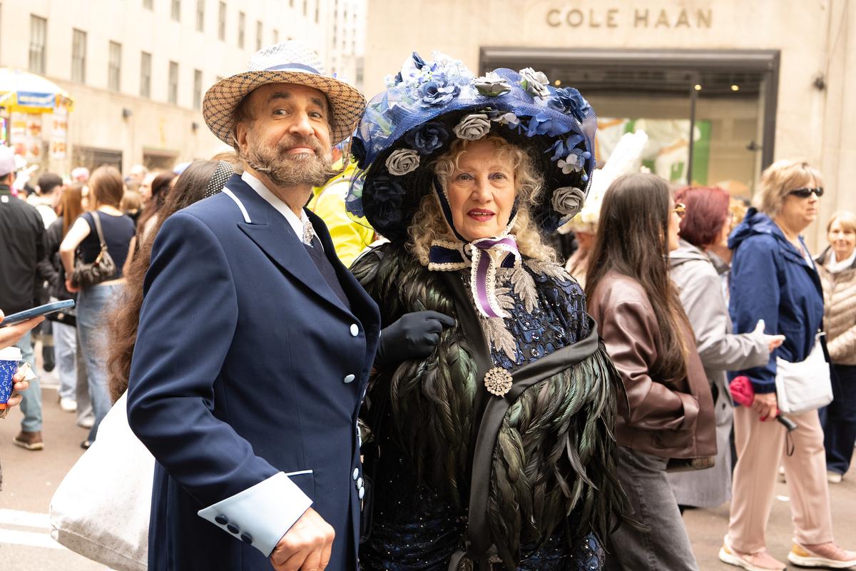 2026年4月5日，纽约曼哈顿第五大道举行年度复活节游行暨花帽节活动，参与者佩戴各式创意帽饰，展现个人风格，融合节庆、艺术与社交功能，成为纽约市春季具代表性的文化盛事。（戴兵／大纪元）