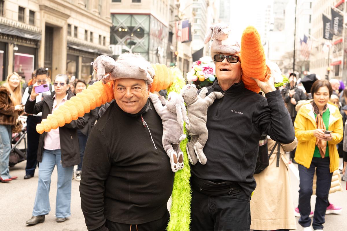 2026年4月5日，纽约曼哈顿第五大道举行年度复活节游行暨花帽节活动，参与者佩戴各式创意帽饰，展现个人风格，融合节庆、艺术与社交功能，成为纽约市春季具代表性的文化盛事。（戴兵／大纪元）