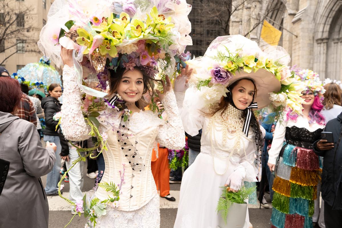 2026年4月5日，纽约曼哈顿第五大道举行年度复活节游行暨花帽节活动，参与者佩戴各式创意帽饰，展现个人风格，融合节庆、艺术与社交功能，成为纽约市春季具代表性的文化盛事。（戴兵／大纪元）