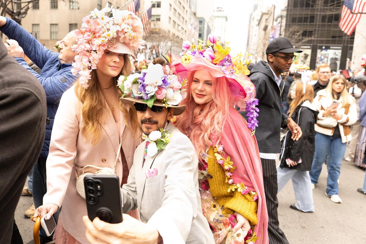 2026年4月5日，纽约曼哈顿第五大道举行年度复活节游行暨花帽节活动，参与者佩戴各式创意帽饰，展现个人风格，融合节庆、艺术与社交功能，成为纽约市春季具代表性的文化盛事。（戴兵／大纪元）