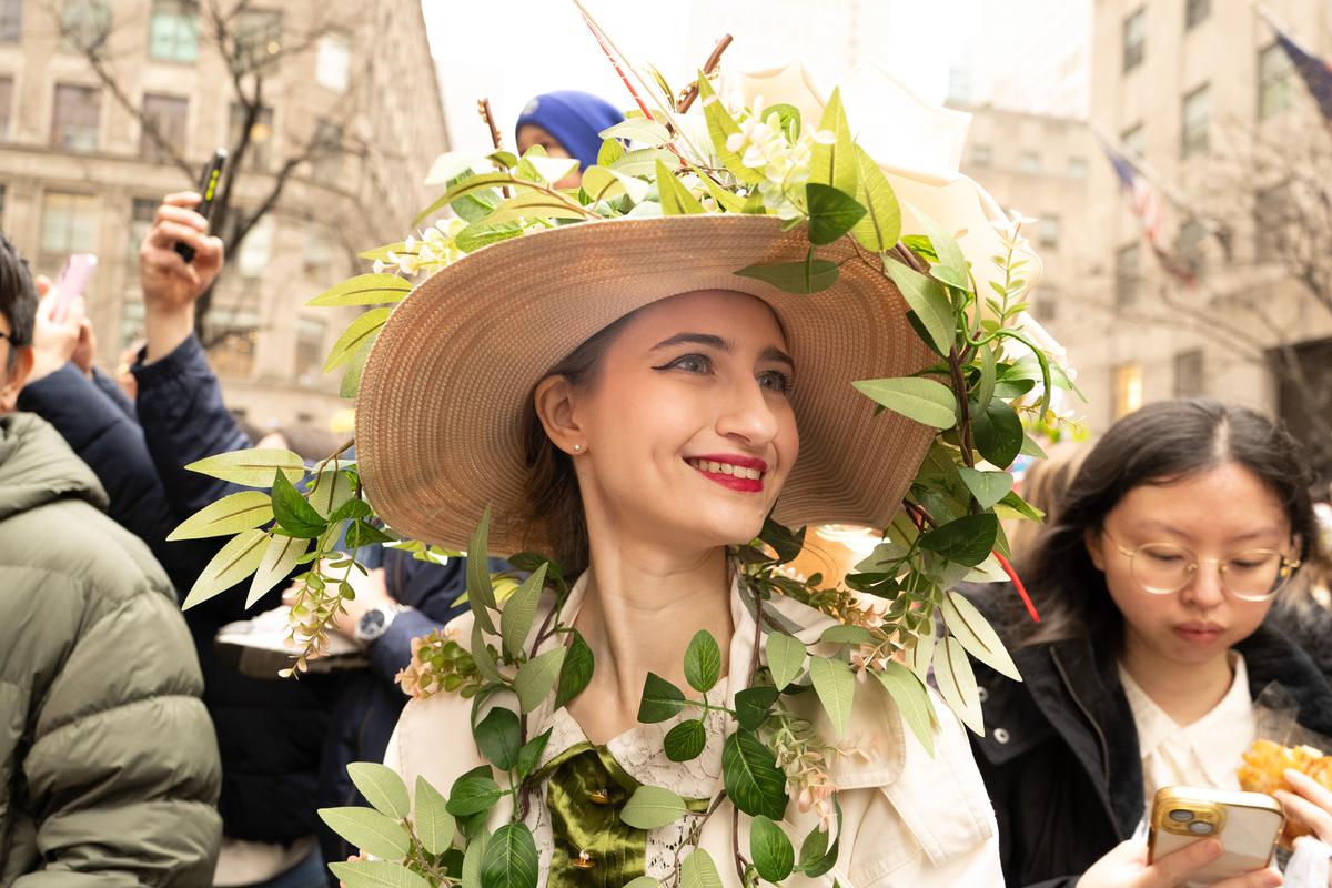 2026年4月5日，纽约曼哈顿第五大道举行年度复活节游行暨花帽节活动，参与者佩戴各式创意帽饰，展现个人风格，融合节庆、艺术与社交功能，成为纽约市春季具代表性的文化盛事。（戴兵／大纪元）