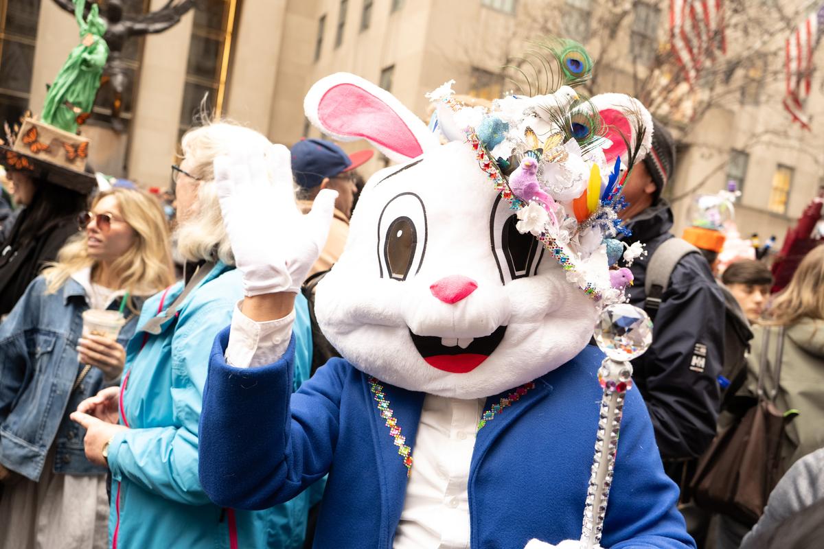 2026年4月5日，纽约曼哈顿第五大道举行年度复活节游行暨花帽节活动，参与者佩戴各式创意帽饰，展现个人风格，融合节庆、艺术与社交功能，成为纽约市春季具代表性的文化盛事。（戴兵／大纪元）
