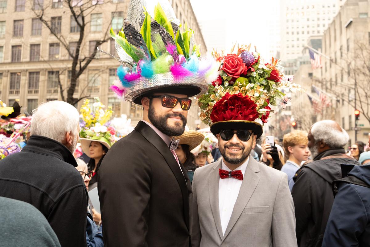 2026年4月5日，纽约曼哈顿第五大道举行年度复活节游行暨花帽节活动，参与者佩戴各式创意帽饰，展现个人风格，融合节庆、艺术与社交功能，成为纽约市春季具代表性的文化盛事。（戴兵／大纪元）