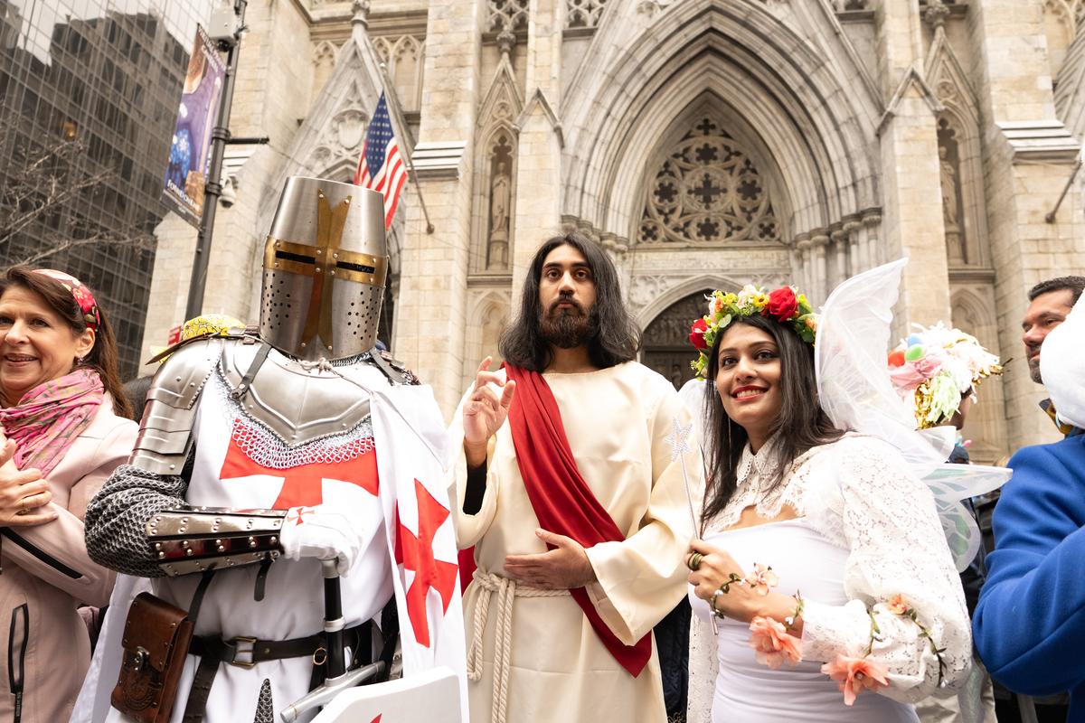 2026年4月5日，纽约曼哈顿第五大道举行年度复活节游行暨花帽节活动，参与者佩戴各式创意帽饰，展现个人风格，融合节庆、艺术与社交功能，成为纽约市春季具代表性的文化盛事。（戴兵／大纪元）