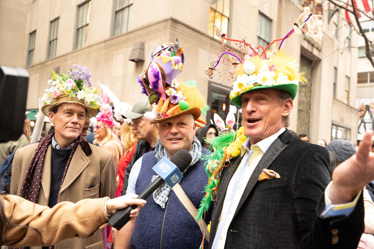 2026年4月5日，纽约曼哈顿第五大道举行年度复活节游行暨花帽节活动，参与者佩戴各式创意帽饰，展现个人风格，融合节庆、艺术与社交功能，成为纽约市春季具代表性的文化盛事。（戴兵／大纪元）