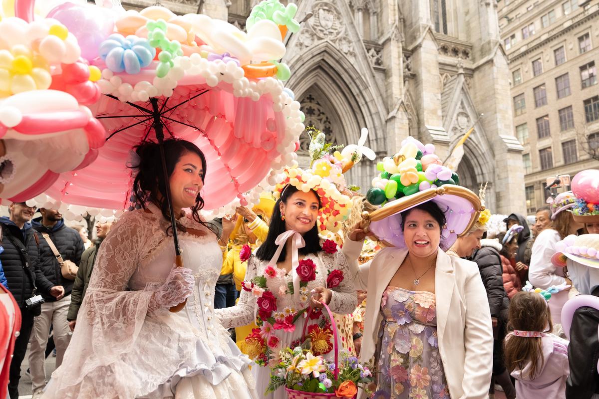 2026年4月5日，纽约曼哈顿第五大道举行年度复活节游行暨花帽节活动，参与者佩戴各式创意帽饰，展现个人风格，融合节庆、艺术与社交功能，成为纽约市春季具代表性的文化盛事。（戴兵／大纪元）