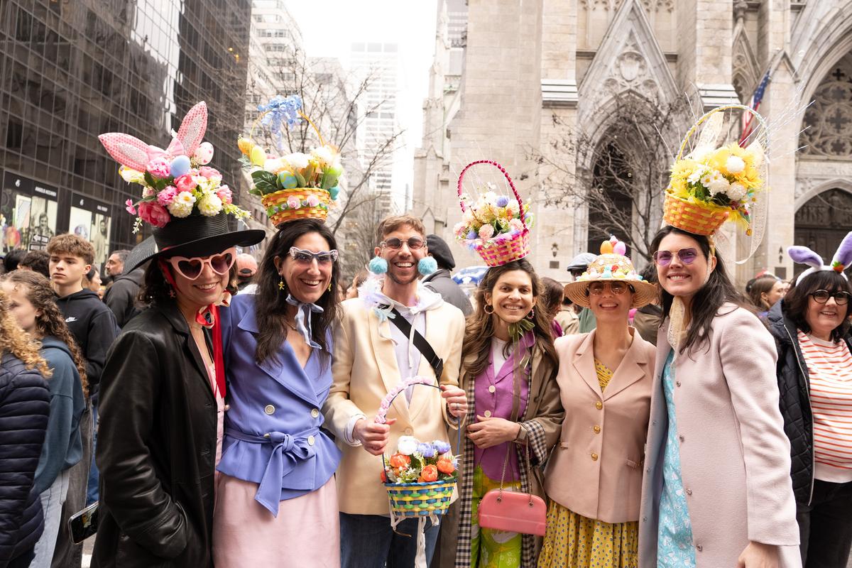 2026年4月5日，纽约曼哈顿第五大道举行年度复活节游行暨花帽节活动，参与者佩戴各式创意帽饰，展现个人风格，融合节庆、艺术与社交功能，成为纽约市春季具代表性的文化盛事。（戴兵／大纪元）