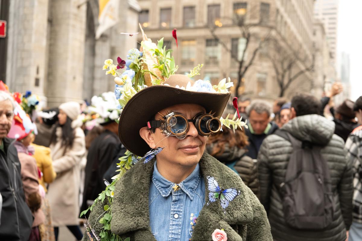 2026年4月5日，纽约曼哈顿第五大道举行年度复活节游行暨花帽节活动，参与者佩戴各式创意帽饰，展现个人风格，融合节庆、艺术与社交功能，成为纽约市春季具代表性的文化盛事。（戴兵／大纪元）