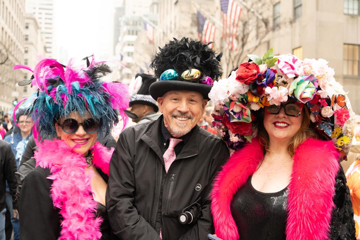 2026年4月5日，纽约曼哈顿第五大道举行年度复活节游行暨花帽节活动，参与者佩戴各式创意帽饰，展现个人风格，融合节庆、艺术与社交功能，成为纽约市春季具代表性的文化盛事。（戴兵／大纪元）