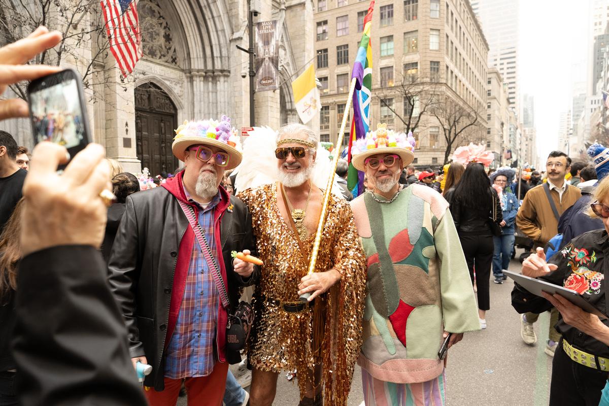 2026年4月5日，纽约曼哈顿第五大道举行年度复活节游行暨花帽节活动，参与者佩戴各式创意帽饰，展现个人风格，融合节庆、艺术与社交功能，成为纽约市春季具代表性的文化盛事。（戴兵／大纪元）