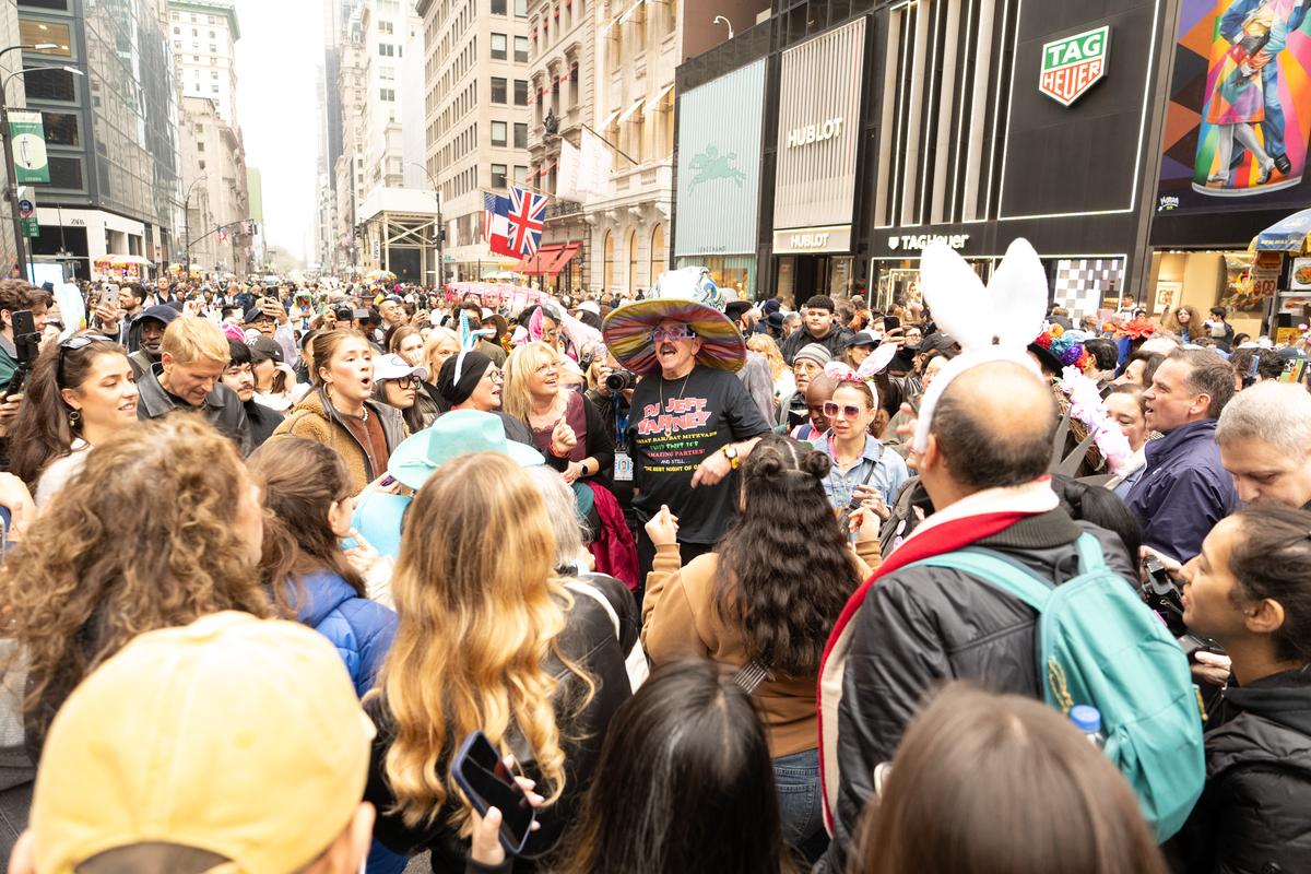 2026年4月5日，纽约曼哈顿第五大道举行年度复活节游行暨花帽节活动，参与者佩戴各式创意帽饰，展现个人风格，融合节庆、艺术与社交功能，成为纽约市春季具代表性的文化盛事。（戴兵／大纪元）