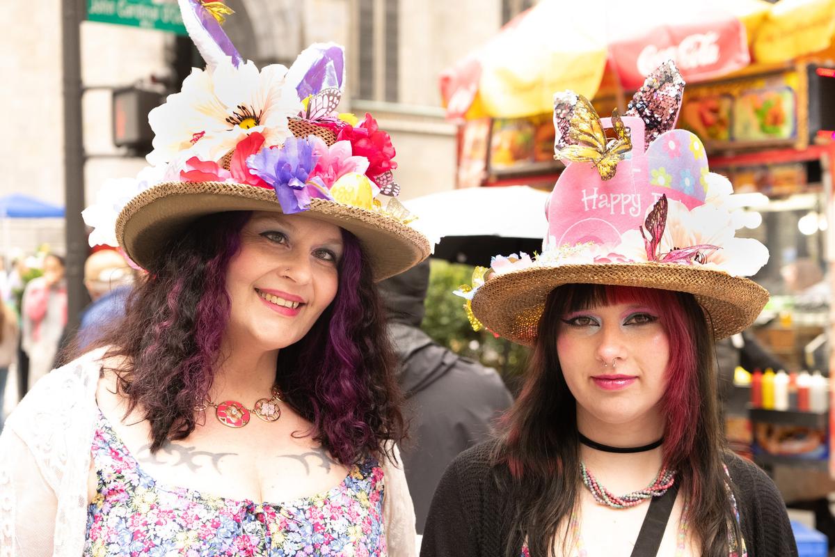 2026年4月5日，纽约曼哈顿第五大道举行年度复活节游行暨花帽节活动，参与者佩戴各式创意帽饰，展现个人风格，融合节庆、艺术与社交功能，成为纽约市春季具代表性的文化盛事。（戴兵／大纪元）