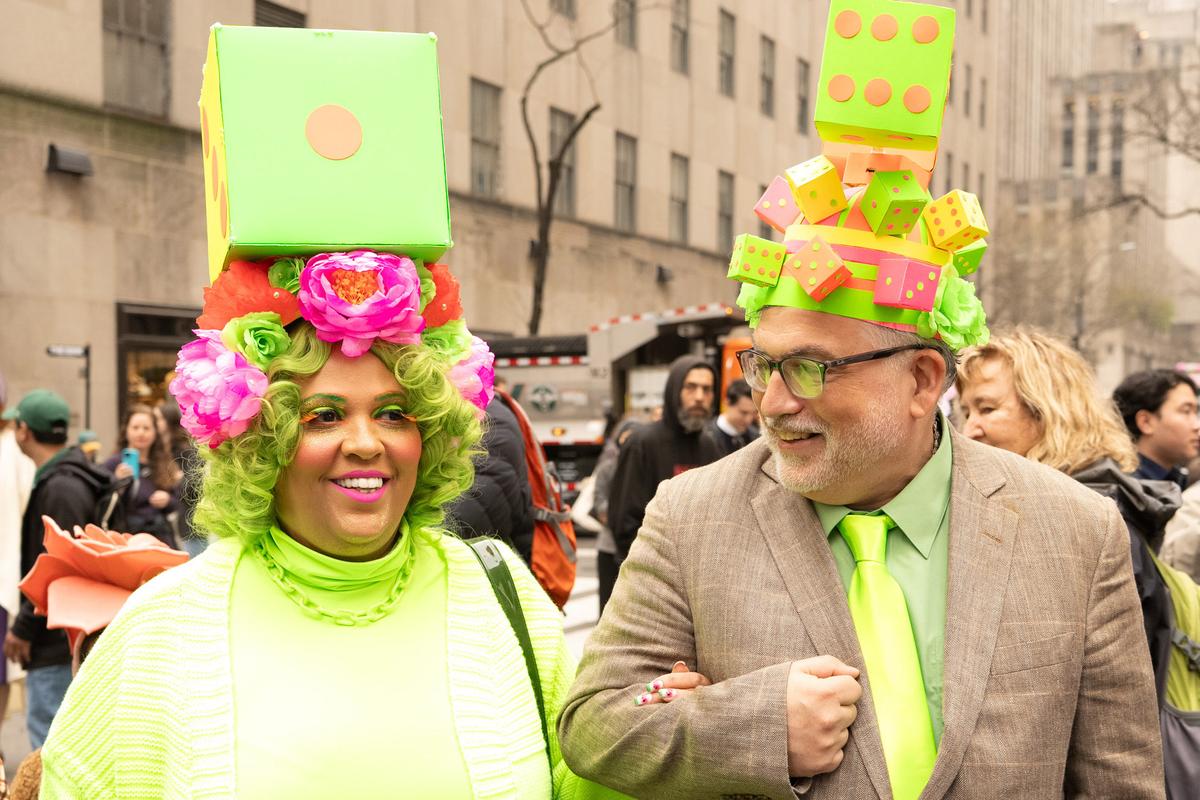 2026年4月5日，纽约曼哈顿第五大道举行年度复活节游行暨花帽节活动，参与者佩戴各式创意帽饰，展现个人风格，融合节庆、艺术与社交功能，成为纽约市春季具代表性的文化盛事。（戴兵／大纪元）