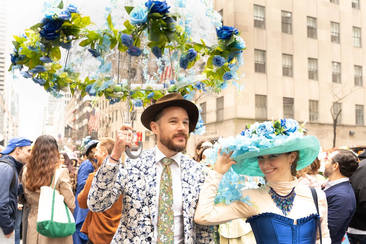 2026年4月5日，纽约曼哈顿第五大道举行年度复活节游行暨花帽节活动，参与者佩戴各式创意帽饰，展现个人风格，融合节庆、艺术与社交功能，成为纽约市春季具代表性的文化盛事。（戴兵／大纪元）