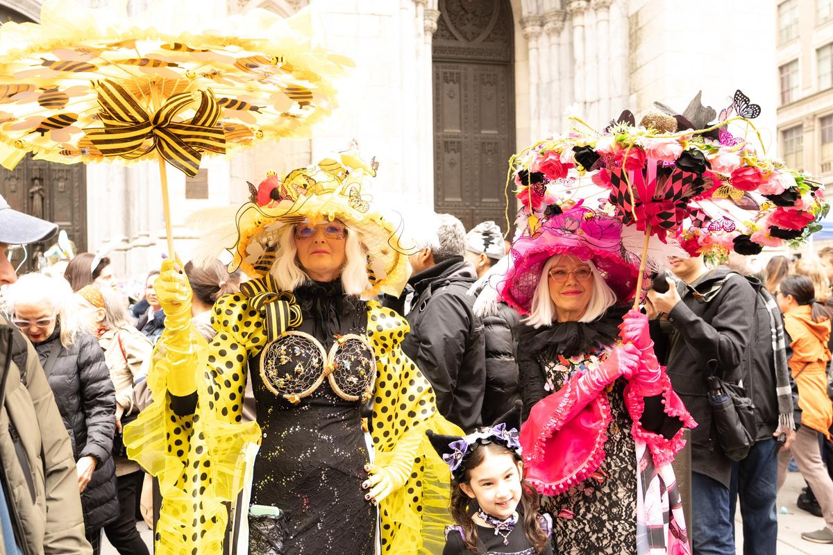 2026年4月5日，纽约曼哈顿第五大道举行年度复活节游行暨花帽节活动，参与者佩戴各式创意帽饰，展现个人风格，融合节庆、艺术与社交功能，成为纽约市春季具代表性的文化盛事。（戴兵／大纪元）