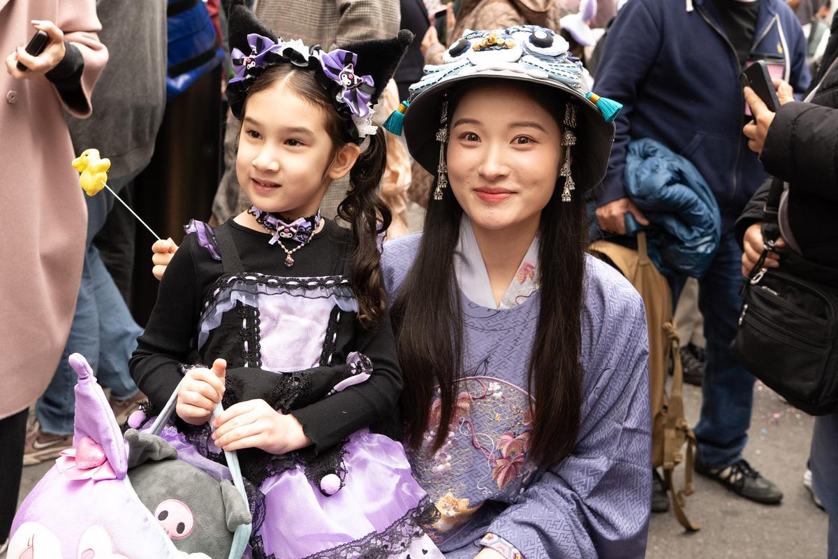 2026年4月5日，纽约曼哈顿第五大道举行年度复活节游行暨花帽节活动，参与者佩戴各式创意帽饰，展现个人风格，融合节庆、艺术与社交功能，成为纽约市春季具代表性的文化盛事。（戴兵／大纪元）