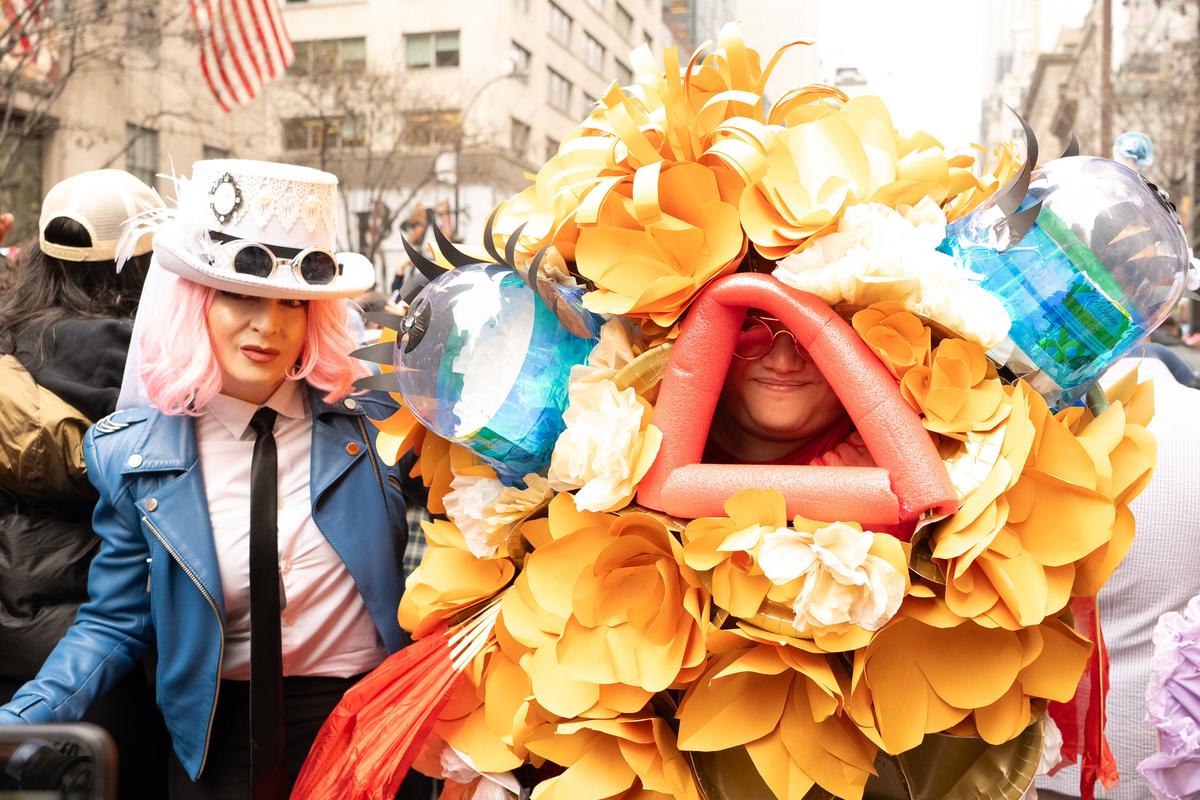 2026年4月5日，纽约曼哈顿第五大道举行年度复活节游行暨花帽节活动，参与者佩戴各式创意帽饰，展现个人风格，融合节庆、艺术与社交功能，成为纽约市春季具代表性的文化盛事。（戴兵／大纪元）