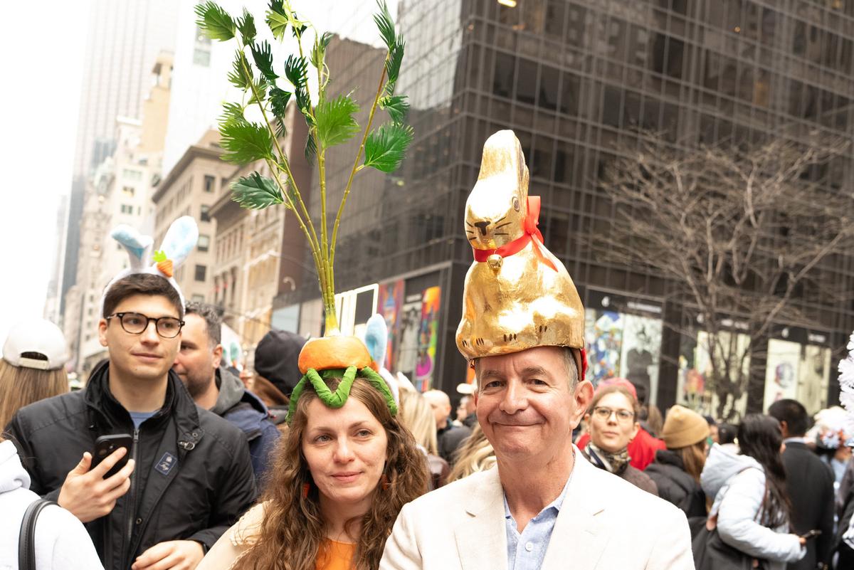 2026年4月5日，纽约曼哈顿第五大道举行年度复活节游行暨花帽节活动，参与者佩戴各式创意帽饰，展现个人风格，融合节庆、艺术与社交功能，成为纽约市春季具代表性的文化盛事。（戴兵／大纪元）