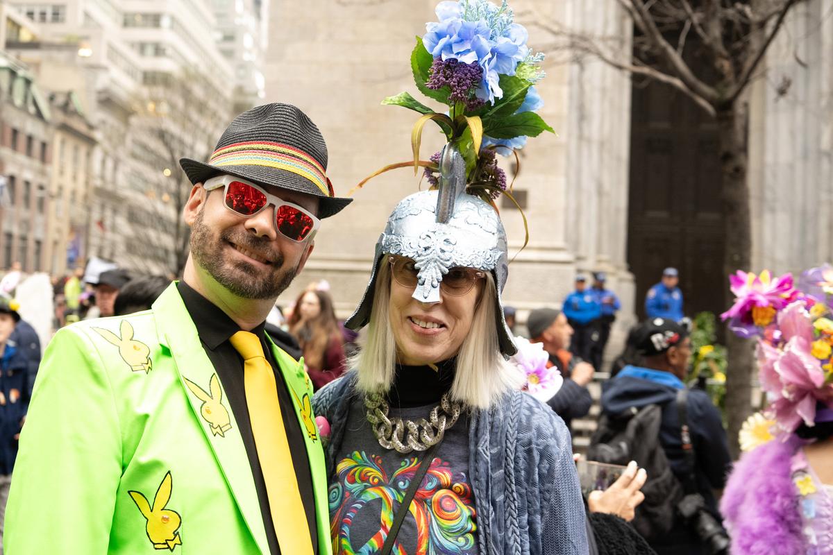 2026年4月5日，纽约曼哈顿第五大道举行年度复活节游行暨花帽节活动，参与者佩戴各式创意帽饰，展现个人风格，融合节庆、艺术与社交功能，成为纽约市春季具代表性的文化盛事。（戴兵／大纪元）