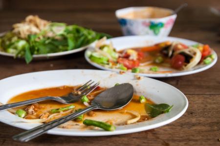 剩菜会引发食物中毒？ 微生物学家这么说