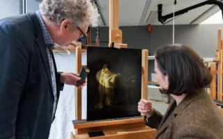 时隔六十五年，画作《撒迦利亚在圣殿中的异象》（Vision of Zacharias in the Temple）重被列入伦勃朗的存世作品。阿姆斯特丹国家博物馆的研究人员正对这幅画展开研究。（Kelly Schenk/Rijksmuseum提供）