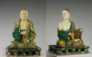 大都会艺术博物馆所藏两尊辽金时期易县三彩罗汉像。（公有领域）