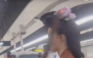 女子穿汉服戴传统头饰 遭上海地铁安检拒入