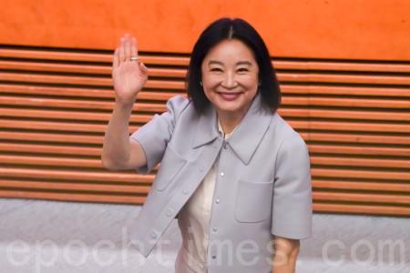 林青霞71岁白发可见 为近3000名师生优雅开讲