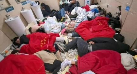 大量游客夜爬泰山 山上厕所住满躲雨的人