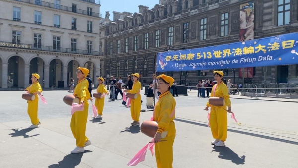 2026年5月1日，法国部分法轮大法学员在巴黎巴黎皇家宫殿广场（Place du Palais Royal）庆祝5·13世界法轮大法日和李洪志大师华诞。（大纪元）