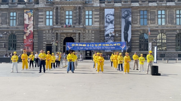 2026年5月1日，法国部分法轮大法学员在巴黎巴黎皇家宫殿广场（Place du Palais Royal）庆祝5·13世界法轮大法日和李洪志大师华诞。（大纪元）