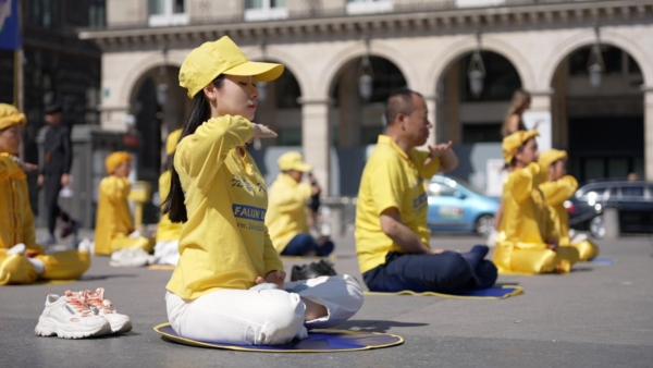 2026年5月1日，法国部分法轮大法学员在巴黎巴黎皇家宫殿广场（Place du Palais Royal）庆祝5·13世界法轮大法日和李洪志大师华诞。（大纪元）