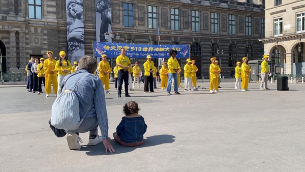 2026年5月1日，法国部分法轮大法学员在巴黎巴黎皇家宫殿广场（Place du Palais Royal）庆祝5·13世界法轮大法日和李洪志大师华诞。（大纪元）