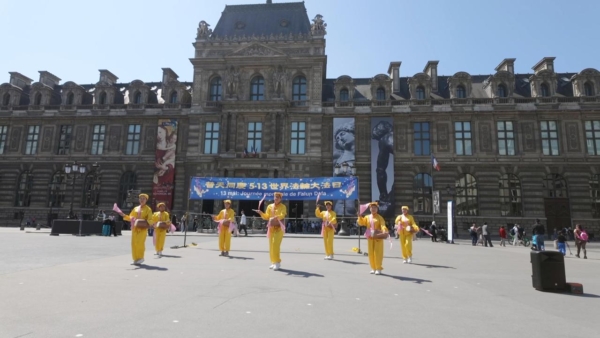 2026年5月1日，法国部分法轮大法学员在巴黎巴黎皇家宫殿广场（Place du Palais Royal）庆祝5·13世界法轮大法日和李洪志大师华诞。（大纪元）