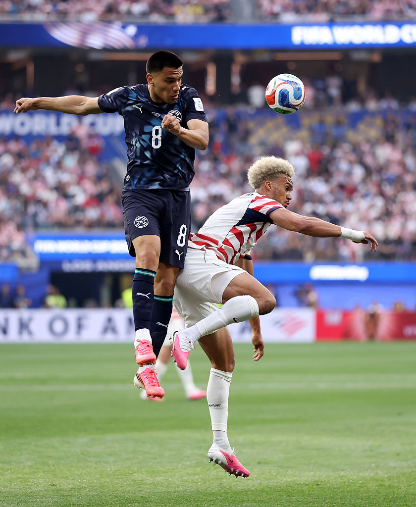 6月12日，东道主美国队首战遭遇南美传统劲旅巴拉圭，美国队4:1大胜巴拉圭。巴拉圭的8号迭戈‧戈麦斯和美国的5号安东尼‧罗宾逊争球。(Dean Mouhtaropoulos/Getty Images)