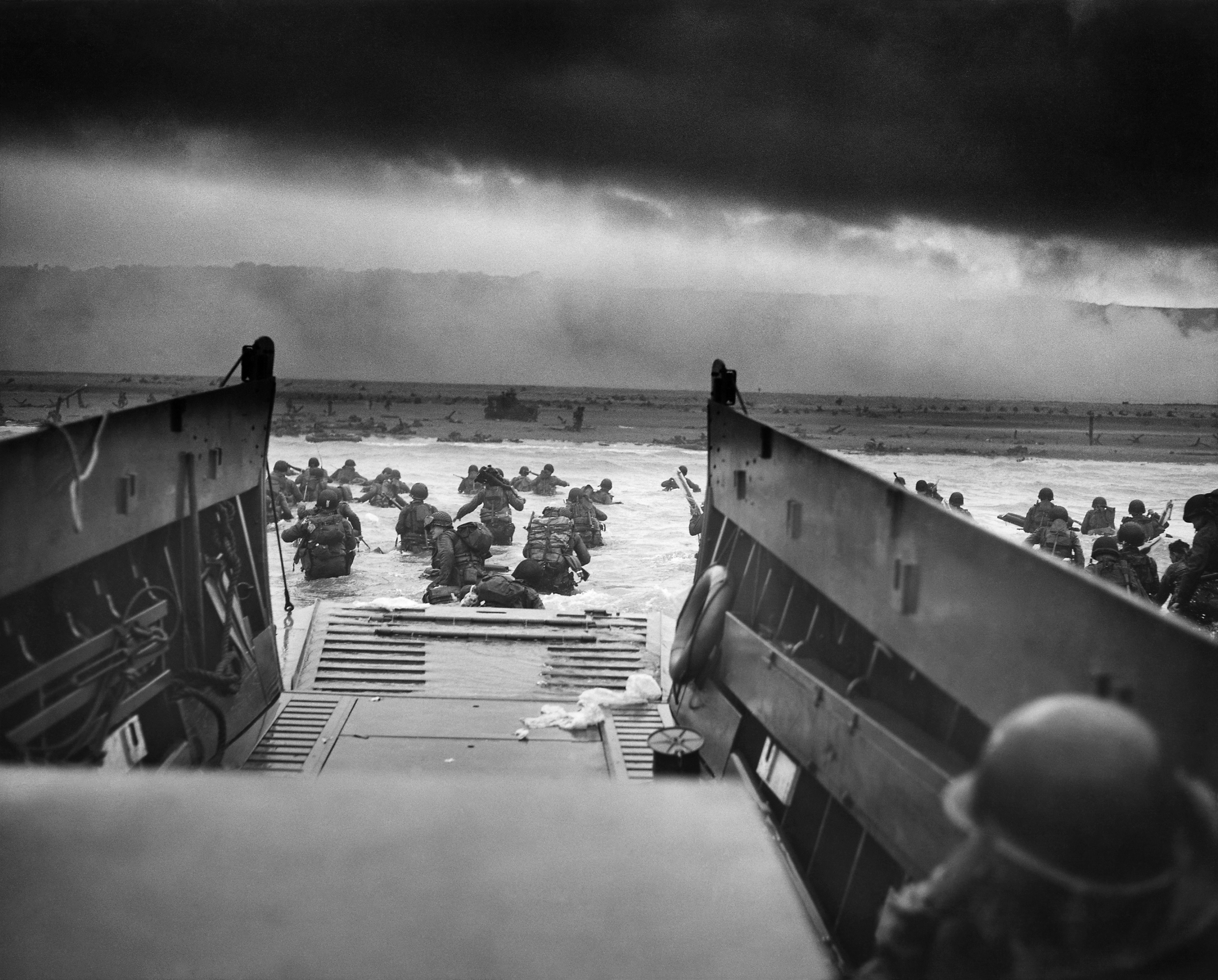 1944年6月6日清晨,法国诺曼第,美军第1步兵师登陆奥马哈海滩。(公有领域)