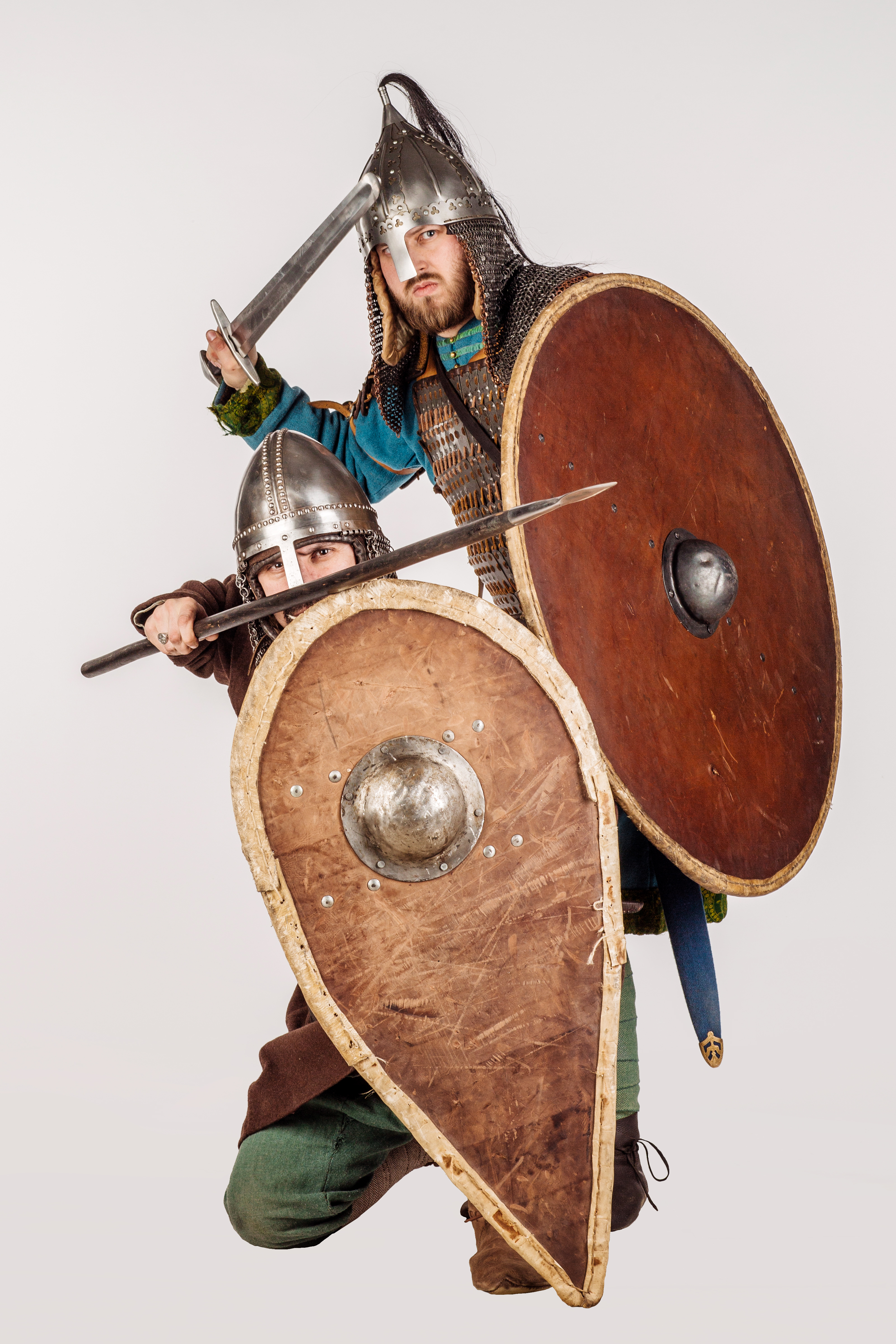 头戴头盔、身穿锁子甲、手持长剑与盾牌的中世纪士兵示意图。(shutterstock)