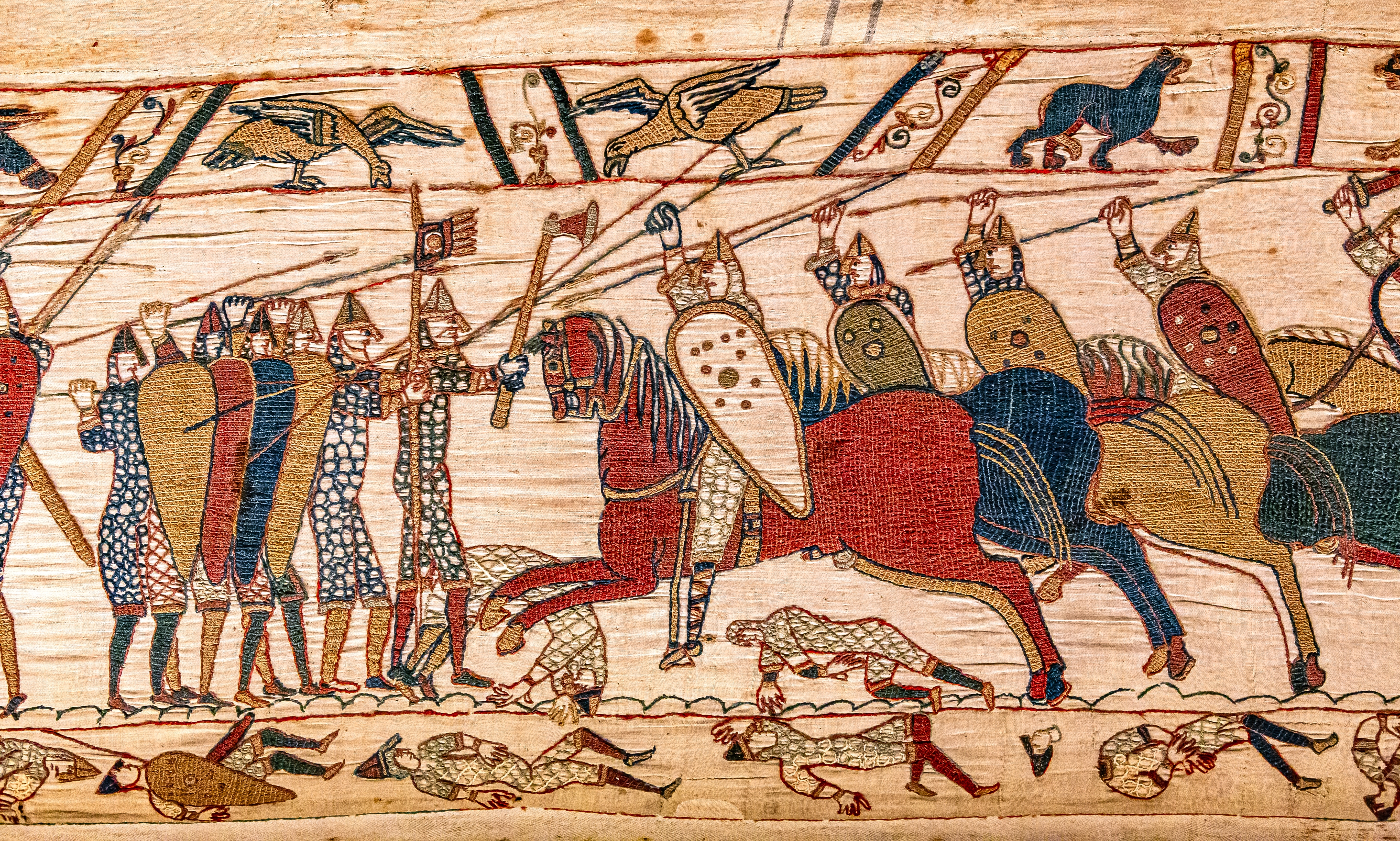 法国巴约挂毯,描绘了1066年黑斯廷斯战役,诺曼人征服英格兰的场景。(shutterstock)