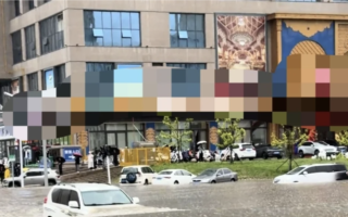 暴雨突袭内蒙古赤峰市 万达广场前积水及腰