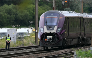德國貨運列車相撞 英國客運火車追尾 各1死
